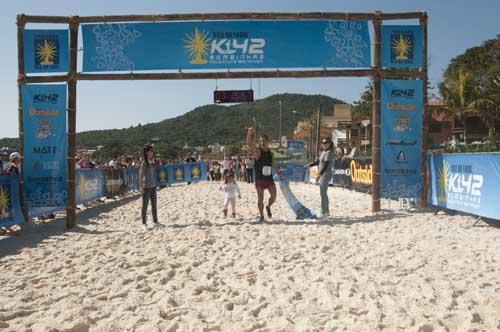 Contrariando a previsão do tempo, o dia amanheceu ensolarado e com temperatura agradável dando um ânimo extra aos quase 700 competidores da 3° edição Vila do Farol K42 Bombinhas Adventure Marathon / Foto: Divulgação  